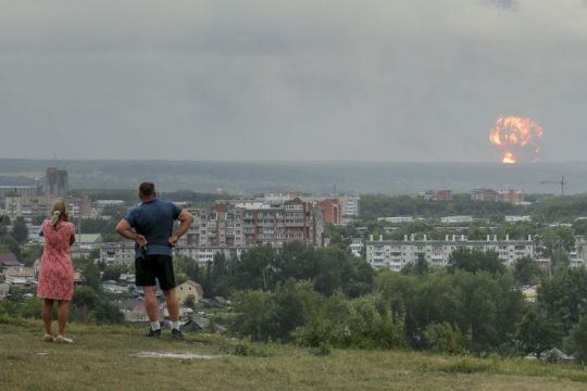Οκτώ τραυματίες έπειτα από εκρήξεις σε αποθήκη πυρομαχικών στη Σιβηρία