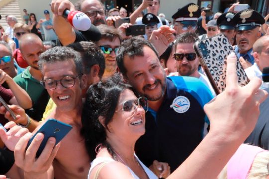 Για εκλογές το συντομότερο δυνατό πιέζει ο Σαλβίνι