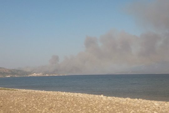 Μεγάλη φωτιά στη Σάμο, εκκενώθηκαν ξενοδοχεία