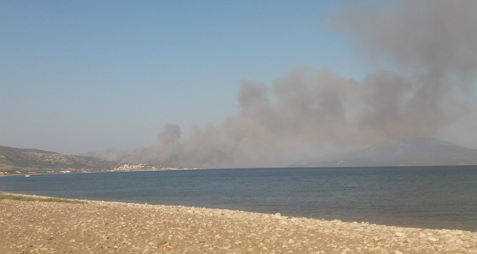 Μεγάλη φωτιά στη Σάμο, εκκενώθηκαν ξενοδοχεία
