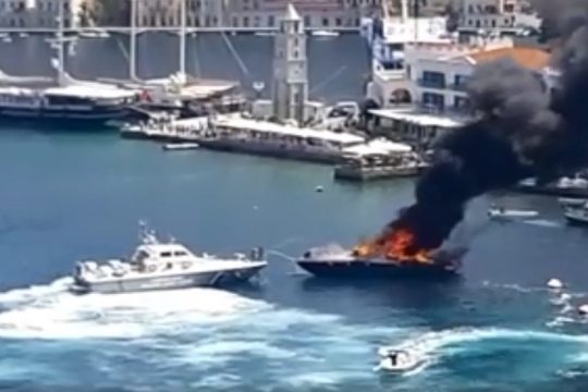 Φωτιά σε θαλαμηγό στο λιμάνι της Σύμης