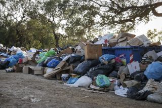 Η Αιγιάλεια πνίγεται στα σκουπίδια της