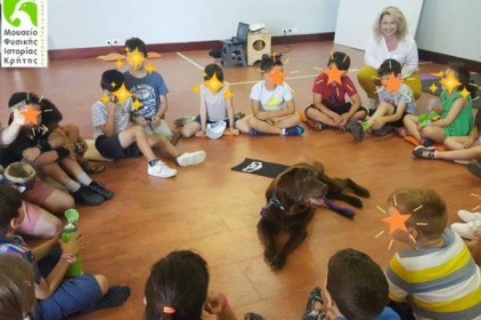 Ο πρώτος σκύλος μουσειοπαιδαγωγός στο Μουσείο Φυσικής Ιστορίας Κρήτης