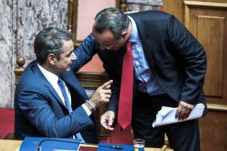 Μαξίμου και Σταϊκούρας κατά της άμεσης μείωσης των πλεονασμάτων