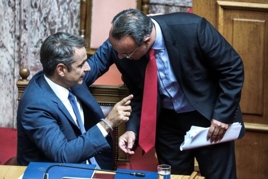 Μαξίμου και Σταϊκούρας κατά της άμεσης μείωσης των πλεονασμάτων