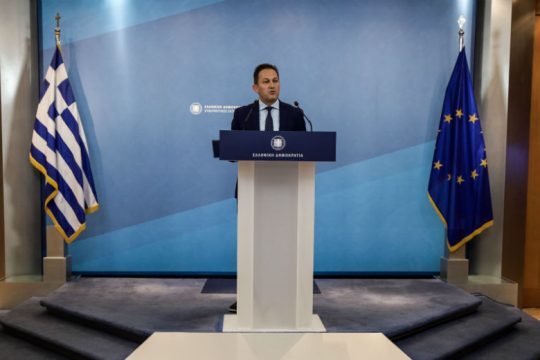Σύγκρουση ΣΥΡΙΖΑ-κυβέρνησης μετά τις δηλώσεις Πέτσα για τα πλεονάσματα