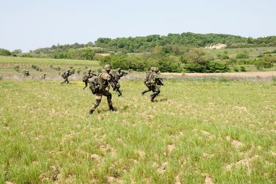 Αύξηση θητείας και κίνητρα για εθελοντική στράτευση γυναικών