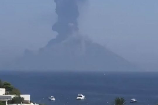 «Βρυχάται» το ηφαίστειο Στρόμπολι