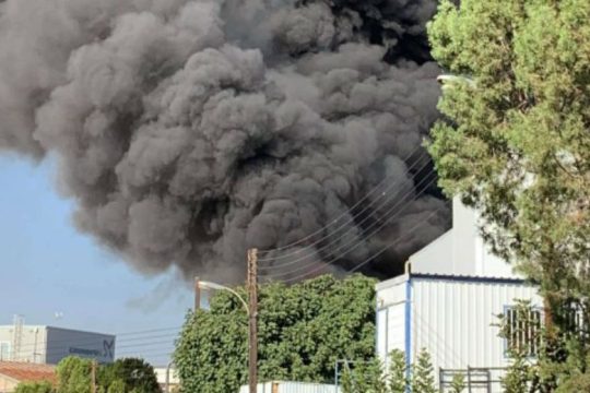 Νεκρός εργαζόμενος σε φλεγόμενο εργοστάσιο στην Κύπρο