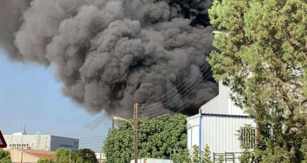 Νεκρός εργαζόμενος σε φλεγόμενο εργοστάσιο στην Κύπρο