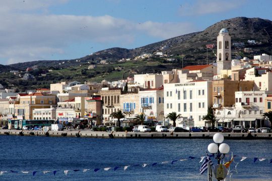 Τα κύματα από το ταχύπλοο τον πέταξαν στα βράχια