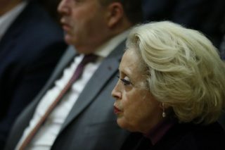 Πανηγυρίζουν τα ΜΜΕ για τη διάλυση της Επιτροπής Ανταγωνισμού