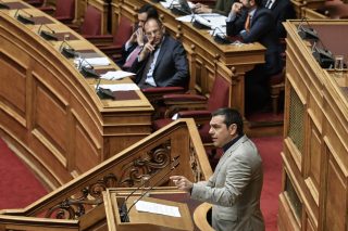 Εφοδος σε κράτος και θεσμούς