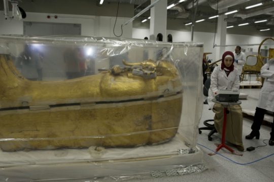 Για πρώτη φορά επισκευάζουν τη χρυσή σαρκοφάγο του Τουταγχαμών