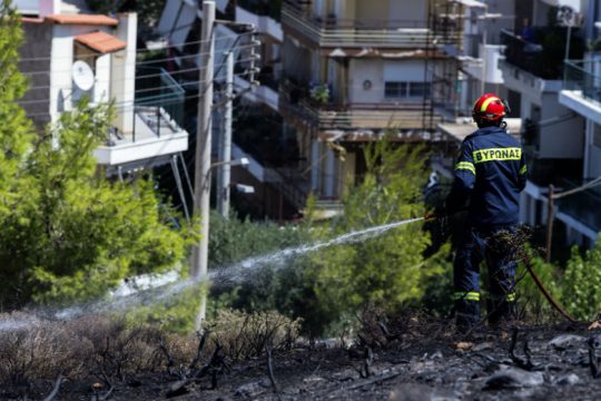 Υπό μερικό έλεγχο η φωτιά στον Βύρωνα
