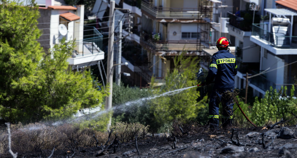 Υπό μερικό έλεγχο η φωτιά στον Βύρωνα