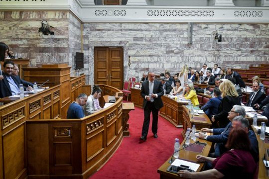 Πυρ ομαδόν για άσυλο και κυβερνησιμότητα ΟΤΑ