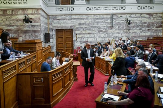 Δεύτερος γύρος διαμάχης και στο βάθος… προσπάθεια άλωσης της Επιτροπής Ανταγωνισμού [Live]