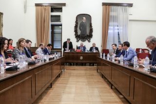 Η κυβέρνηση στο… εδώλιο