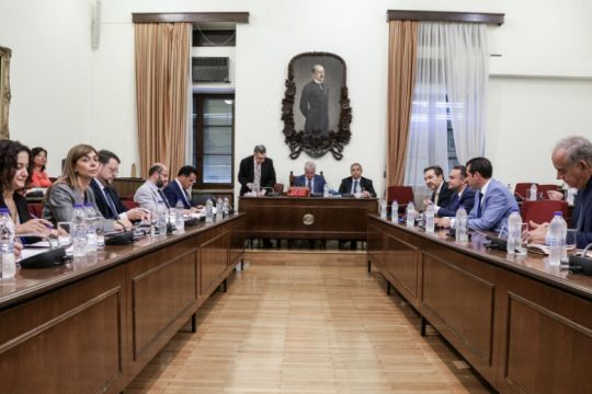 Η κυβέρνηση στο… εδώλιο