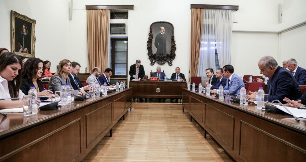 Η κυβέρνηση στο… εδώλιο
