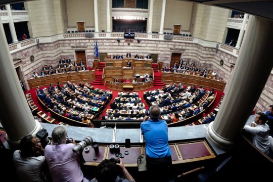 Το νέο πρόβλημα της Ελλάδας: μεταδημοκρατία