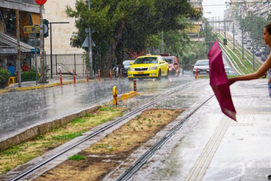 Πέφτει η θερμοκρασία, έρχονται βροχές και καταιγίδες