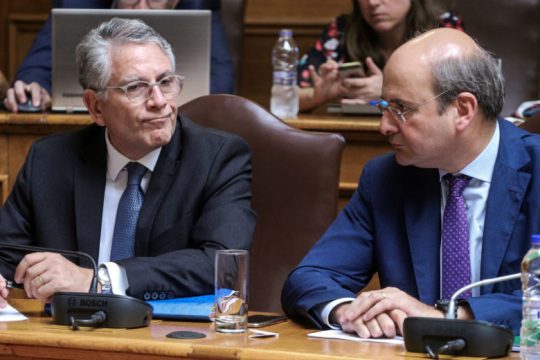Σφοδρή σύγκρουση και απειλές Χατζηδάκη μετά την κριτική της αντιπολίτευσης για τη ΔΕΗ
