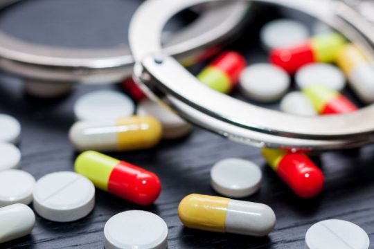 Οπλισμένη σε ψυχιατρείο η ομάδα ΔΙΑΣ για να συλλάβει γιατρό