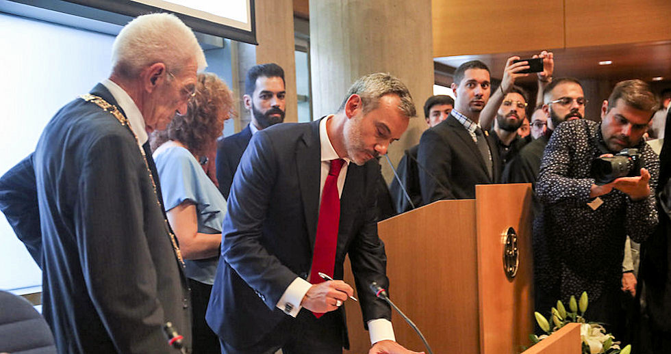 Τον κέρδισε στις εκλογές, του πήρε και τους συμβούλους!