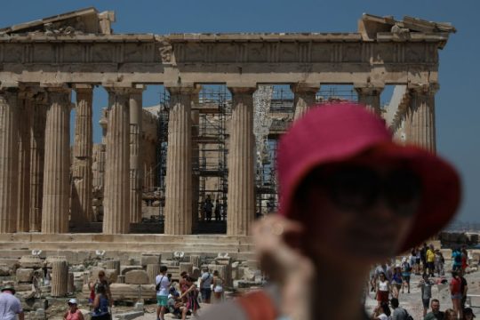 Ζέστη, σκόνη αλλά και βροχές στα βόρεια