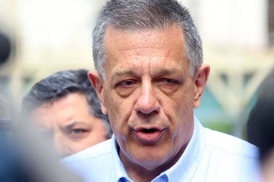 Ο Ταχιάος αδειάζει την οικογένεια Μπακογιάννη για το μετρό