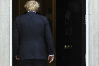 «Αντίο» με νέα χαστούκια για τον Mr. Brexit