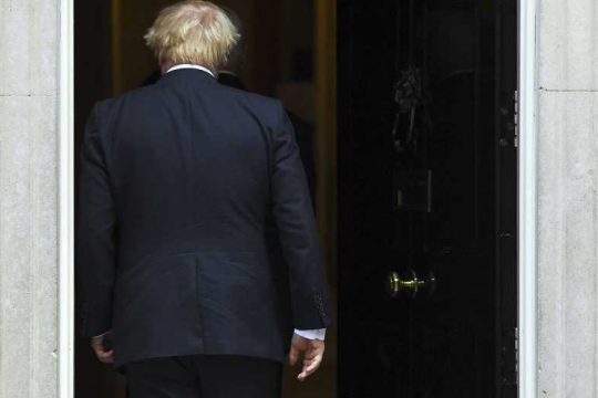 «Αντίο» με νέα χαστούκια για τον Mr. Brexit