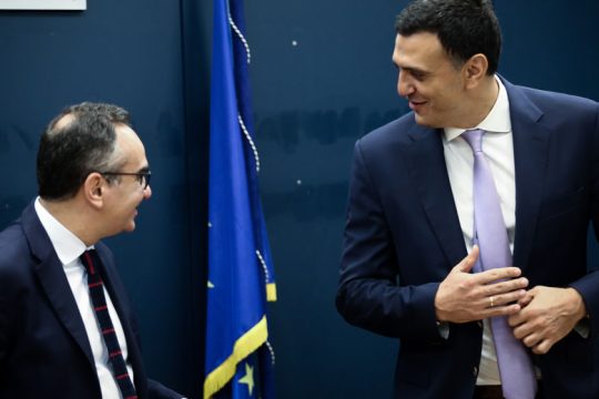 Ενας υπουργός Υγείας… βαριά αλλεργικός στη δημόσια υγεία