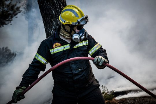 Πυρκαγιά σε δύσβατη, δασική έκταση στην Κορινθία