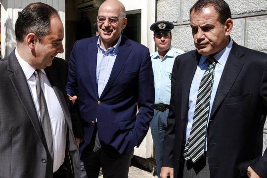 Στέλνουν… Στρατό και Ναυτικό για να αντιμετωπίσουν τους «εισβολείς» πρόσφυγες