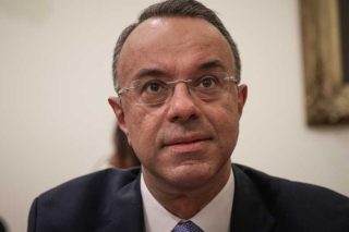 Θεσμικό χτένισμα σε προϋπολογισμό και ελαφρύνσεις