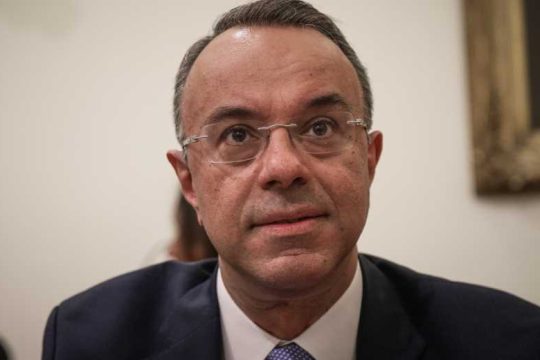 Θεσμικό χτένισμα σε προϋπολογισμό και ελαφρύνσεις
