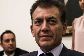 Ο Βρούτσης ξανανομοθετεί τα… νομοθετημένα