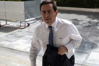 Διαψεύδει… επιβεβαιώνοντας την τιτλοποίηση των εισφορών!