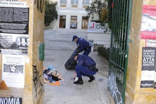 Πανηγυρίζουν για 180 κούτες τσιγάρων