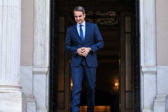 Ανίσχυρη η πολιτική στην εποχή των ολιγαρχών