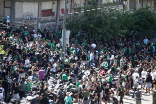 Οργή από 4.000 οπαδούς και πορεία στην οικία Αλαφούζου