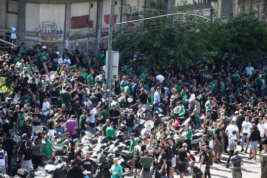 Οργή από 4.000 οπαδούς και πορεία στην οικία Αλαφούζου