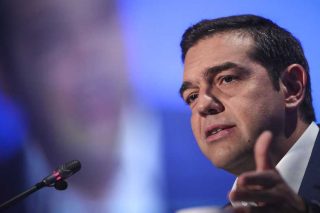 Χτυπήματα στην κυβέρνηση