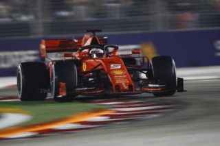 Νίκη Φέτελ με «κόλπο γκρόσο» της Ferrari στη Σιγκαπούρη