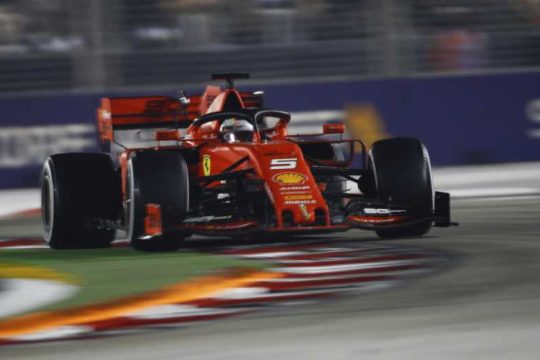 Νίκη Φέτελ με «κόλπο γκρόσο» της Ferrari στη Σιγκαπούρη
