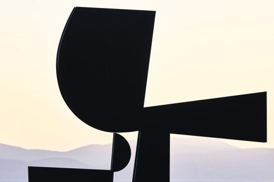 «Αίγινα» του Μόραλη, δίπλα στη θάλασσα