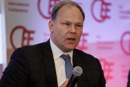 ΔΝΤ: Βλέπει κενό, ζητεί μείωση πλεονασμάτων, χειροκροτεί αντεργατικές ρυθμίσεις